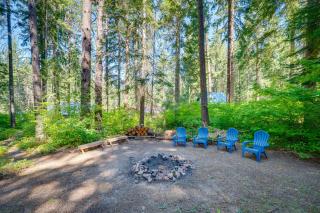 Peaceful Leavenworth Cabin with Deck and Fire Pit! - 9