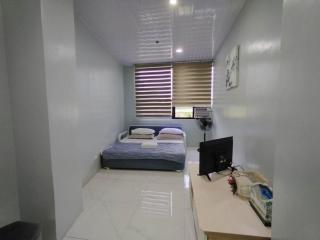 Quirino Hub hotel room with Netflix (402-b) - 1