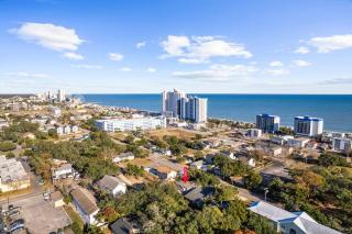 Beautiful Centrally Located Beach House w King Bed, Private Hot tub, Yard, Deck & BBQ - Myrtle Beach - 4