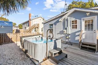Beautiful Centrally Located Beach House w King Bed, Private Hot tub, Yard, Deck & BBQ - Myrtle Beach - 9