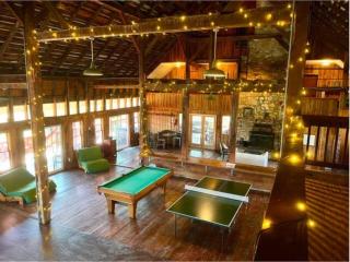 The Barn at Evermore: riverfront retreat w/hot tub - Luray - 2