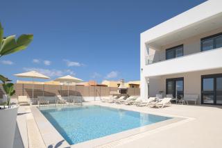 Jako Villa, a few meters away from the beach, By ThinkVilla - 0
