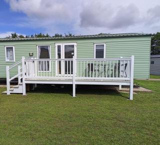 Lovely 8 Berth Caravan With Decking At Breydon Water Holiday Park Ref 10035Rp - 9