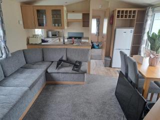 Lovely 8 Berth Caravan With Decking At Breydon Water Holiday Park Ref 10035Rp - 6