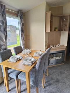 Lovely 8 Berth Caravan With Decking At Breydon Water Holiday Park Ref 10035Rp - 5