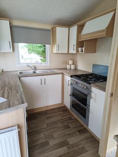 Lovely 8 Berth Caravan With Decking At Breydon Water Holiday Park Ref 10035Rp - 4