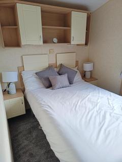 Lovely 8 Berth Caravan With Decking At Breydon Water Holiday Park Ref 10035Rp - 3