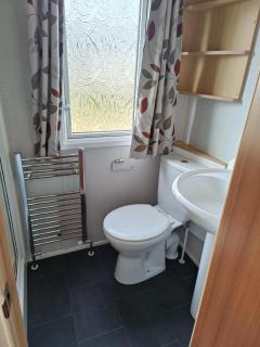 Lovely 8 Berth Caravan With Decking At Breydon Water Holiday Park Ref 10035Rp - 2