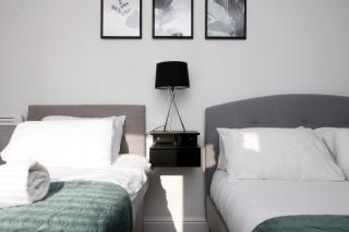 Spacious 5 Bedroom Apartment In Swansea - 9