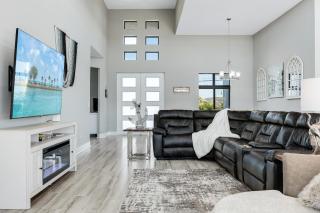 Gulf Access, Heated Pool and Spa, Sleeps 10 - Villa All Decked Out - Roelens Vacations - Cape Coral - 4