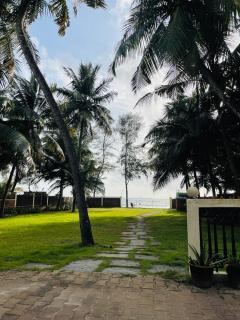 Beautiful Beach Front Villa - Beach Castle Homestay - 8