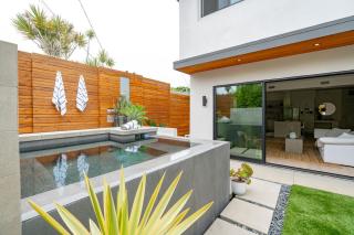 Contemporary Indoor Outdoor Living Walk to Beach - Encinitas - 0