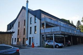 ENJOYHARRACHOV - Atraktivní klidný klimatizovaný apartmán 20 v centru Harrachova s parkováním, Wifi-WLAN, SAT, herní konzolí, Ipad, Netflix zdarma, možností dobíjení auta, výhledem do zahrady a na kostelík jen 150m od lanovky - 5