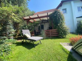 Pool & Lake Holiday Home - 4