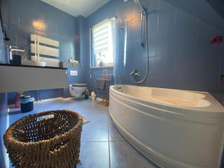 Pool & Lake Holiday Home - 6