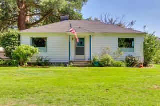 Vintage Cottage by Leaburg Canal with Large Yard! - Vida - 8