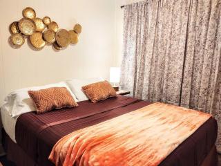 #05 - Lakefront Two Bedroom Cottage- Pet Friendly - 3