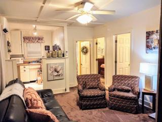#05 - Lakefront Two Bedroom Cottage- Pet Friendly - 4