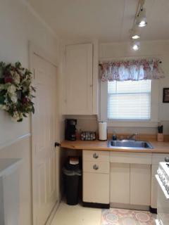 #05 - Lakefront Two Bedroom Cottage- Pet Friendly - Hot Springs - 1