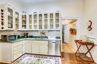 Central Albany Home with Covered Porch and Patio! - Albany - 3