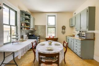 Central Albany Home with Covered Porch and Patio! - Albany - 1