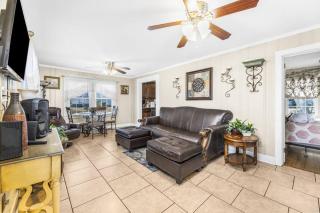 Dazzling Centrally Located Ocean View w 2 Kings, Huge Private Yard, 2 Decks, Firepit, BBQ - Myrtle Beach - 3