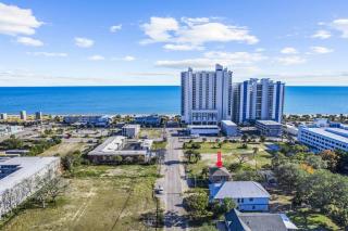 Dazzling Centrally Located Ocean View w 2 Kings, Huge Private Yard, 2 Decks, Firepit, BBQ - Myrtle Beach - 2