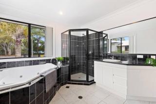 Luxury Beachfront home in Hervey Bay - Urangan - 2