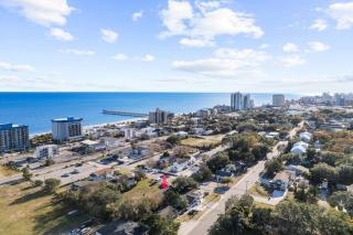 Gorgeous Centrally Located Ocean View 2 King, Huge Private Yard & Deck, Firepit, BBQ, & Game Tables - Myrtle Beach - 3