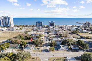 Gorgeous Centrally Located Ocean View 2 King, Huge Private Yard & Deck, Firepit, BBQ, & Game Tables - 1