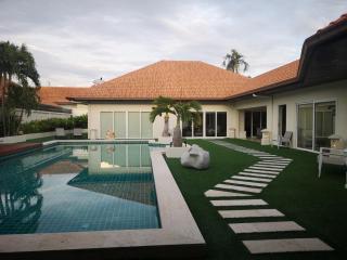 Pattaya Jomtien large pool 6 bed 5 bath villa - 9