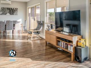 Renovated Beautiful Holiday Home with a Private Beach & Stunning Views! - Encounter Bay - 8