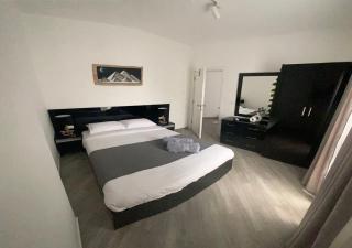 Sanctuary Sunlit Hurghada Haven with 4 Pools, Rooftop Sunsets & Gourmet Bites Steps Away - Hurghada - 1