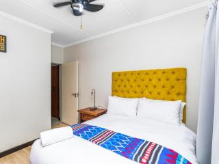 Sunninghill Spacious Executive Condo - Sandton - 8