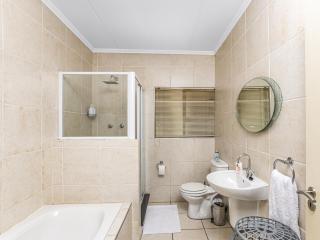 Sunninghill Spacious Executive Condo - Sandton - 6