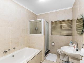 Sunninghill Spacious Executive Condo - Sandton - 4