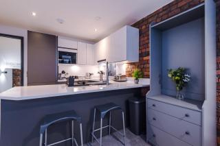 4-Storey Townhouse in Central Manchester by Hilltop Serviced Apartments - 2