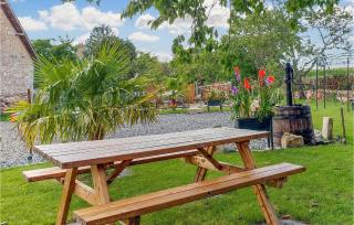 Stunning Home In Neuilly Le Vendin - 8