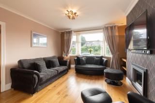 Dwellcome Home Ltd 3 Bedroom House, 2 Kings 1 Double, Garden, Free Driveway Parking, Fast WIFI, Ideal for Long Term Contractor, etc Stays, Regular Housekeeping Option - See Our Site for Assurance - Aberdeen - 2