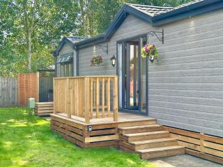The Birches with Hot Tub - York - 9