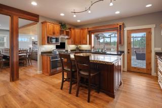 Five Peaks Home with Soaking Tub - Bend - 4