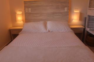 Petite Suite Juquehy - A 2 quadras do Mar - Pequena mas completa - 13 metros quadrados - Ar cond - Frigobar - Microondas - TV Smart - Serviço de Praia - Roupa cama e banho luxo - Wi Fi - Janelas e portas acústicas - Tudo Novo e cheiroso! - 2