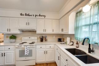 Bright Lynn Haven Home with Screened Porch and Yard! - Panama City - 2