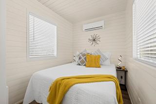 New The Yellow Beacon-Luxury Shipping Container - Fredericksburg - 7
