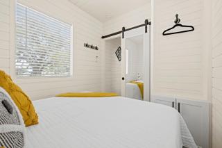 New The Yellow Beacon-Luxury Shipping Container - Fredericksburg - 4