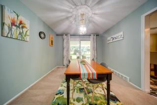 Richmond Heights Retreat with Patio and Fire Pit! - Richmond Heights - 2