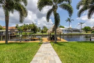 Half mile to the beach! Heated Pool & Spa, with Tiki on boat dock! - Villa Changes in Attitude - Cape Coral - 7