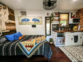 Cozy AF Tiny-House Oasis - Tampa - 9