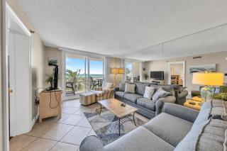 Destin on the Gulf 205 - Updated Gulf Front Property with Free Beach Service - Destin - 3