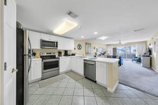 Amalfi Coast 113B - Steps from the Beach 2BD 2BA - 2